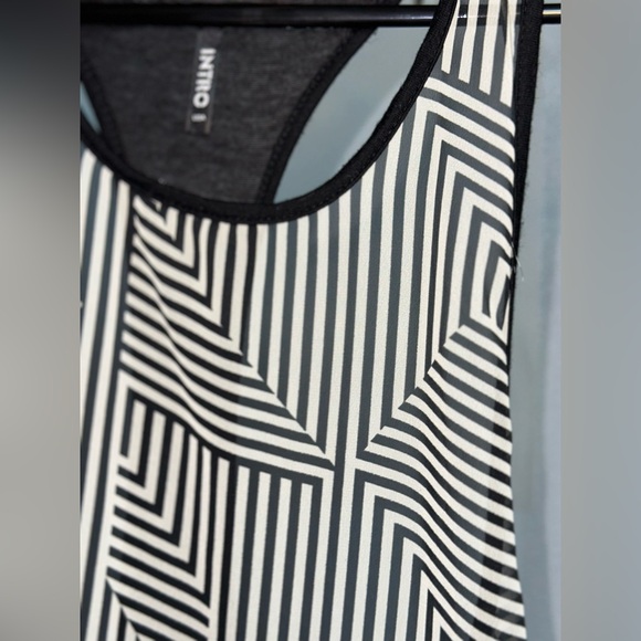 Intro Black & White Striped Tank - Picture 2 of 2